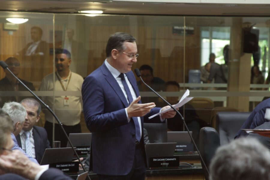 Deputado Miotto comemora a aprovação, na Alesc, do PL que visa restringir o consumo de cigarro em playgrounds do estado