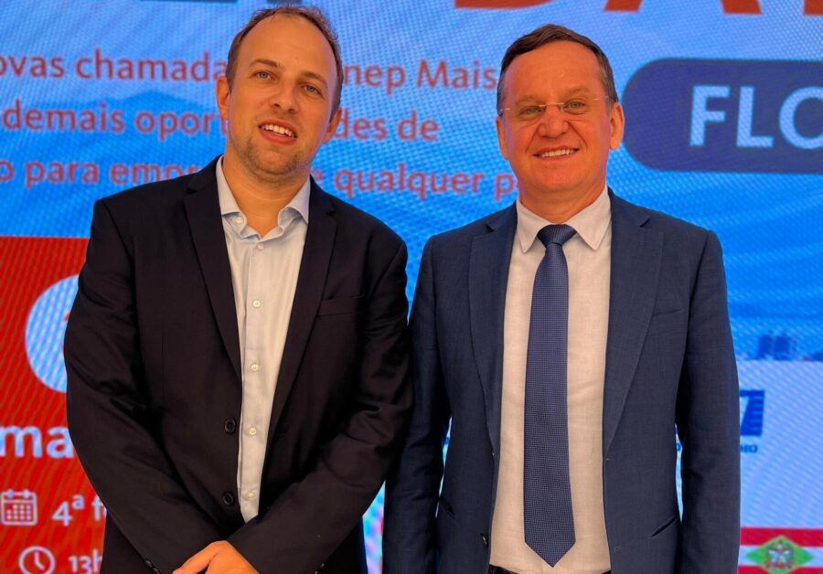 Deputado Miotto e o gerente Camargo durante o Finep Day