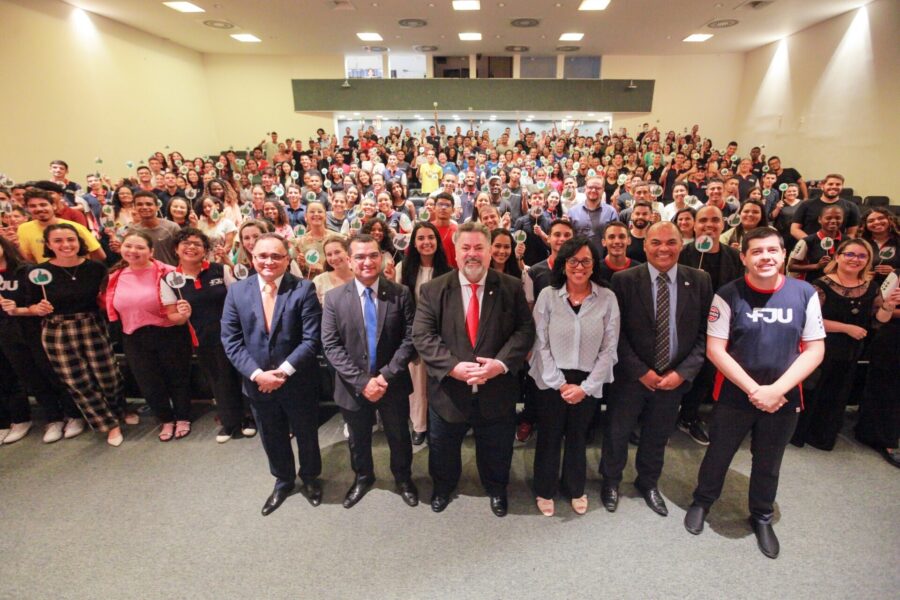 Deputado Sergio Motta e integrantes da FJU