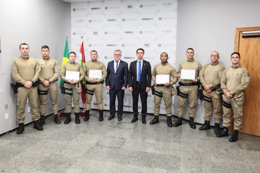 Deputado Marcos da Rosa e os militares homenageados