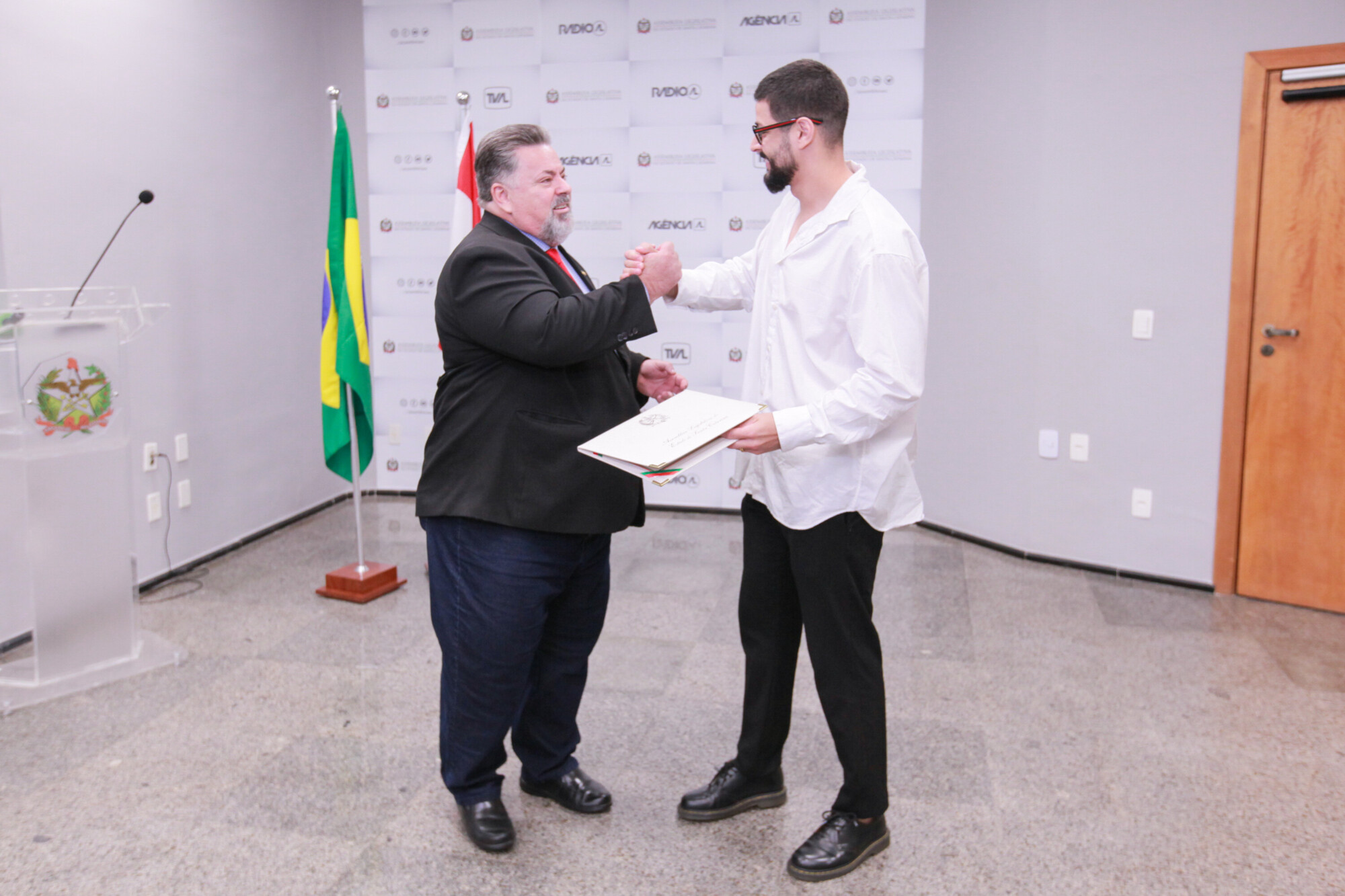 Deputado Sérgio Motta entrega homenagem a Pastor Lucas Paiva