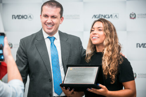 Surfista olímpica recebe moção de aplauso