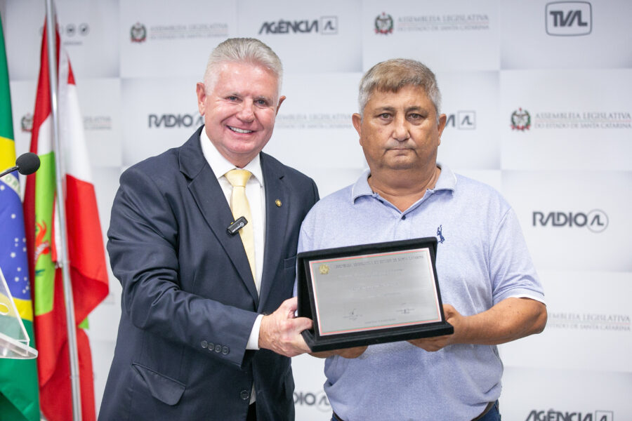 Deputado Nilso Berlanda (PL), entrega a homenagem a Inocêncio Martins, que é irmão do ex-árbitro Marco Antônio Martins (in memoriam)