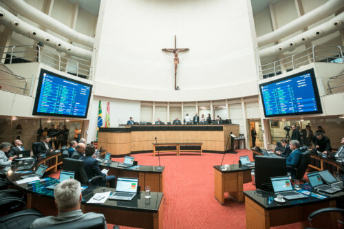 Deputados aprovam criação de mês de conscientização sobre Parkinson