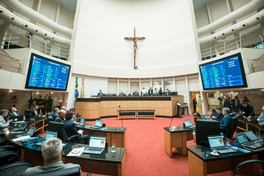 Deputados aprovam criação de mês de conscientização sobre Parkinson