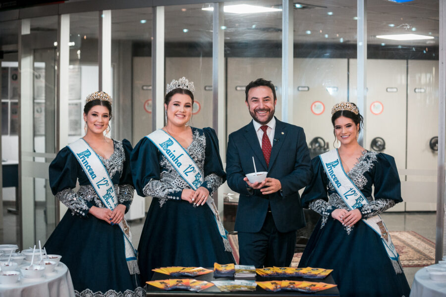 Deputado Marcius Machado e a realeza no hall da Casa