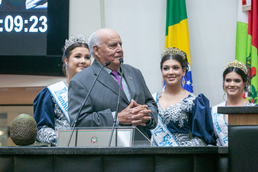 Prefeito de Capão Alto, Tito Freitas, e a realeza da festa