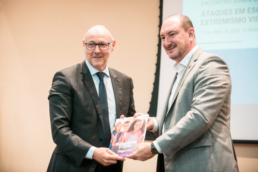 Deputado Mauro de Nadal entrega relatório do Comitê Integrado para Cidadania e Paz nas Escolas (Integra), criado pela Alesc em 2023.