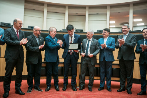 Delegado-geral ocupa tribuna e Polícia Civil recebe homenagem