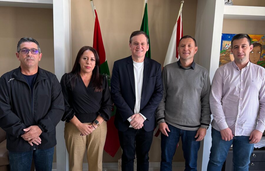 Deputado Jair Miotto (centro) em visita ao município de Curitibanos. FOTO: Assessoria de Imprensa.