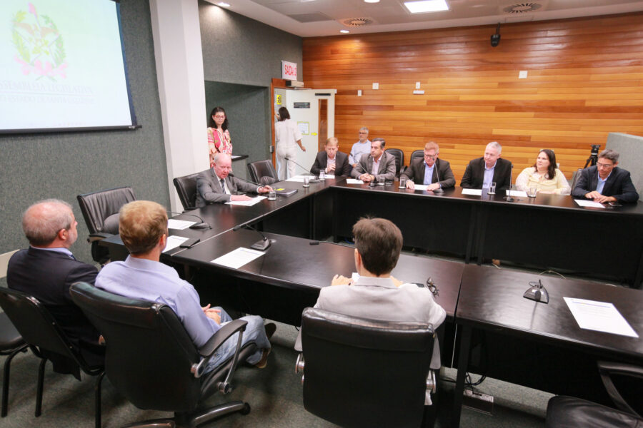Deputado Marcos Vieira comandou a reunião