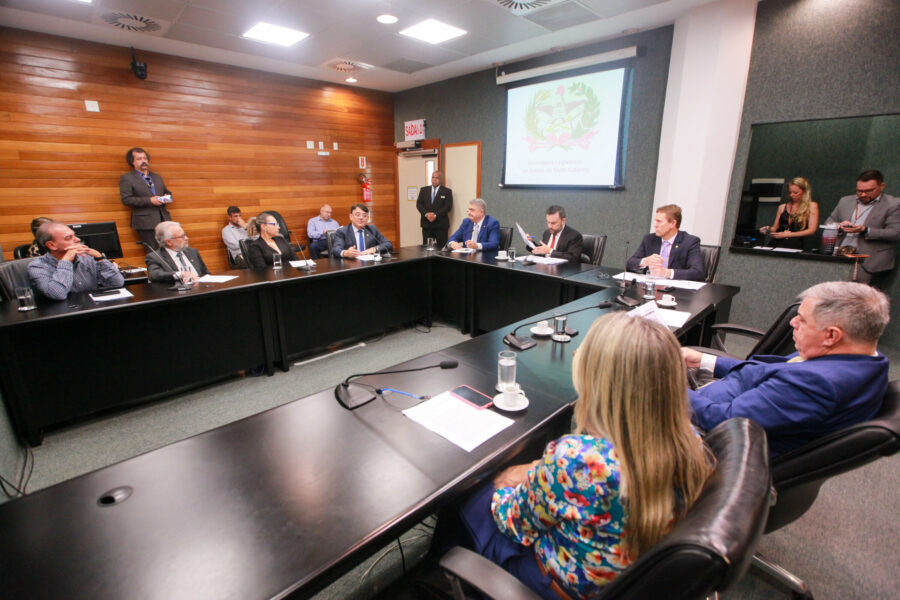 Assunto foi discutido em reunião da frente, realizada na manhã desta terça-feira (23)