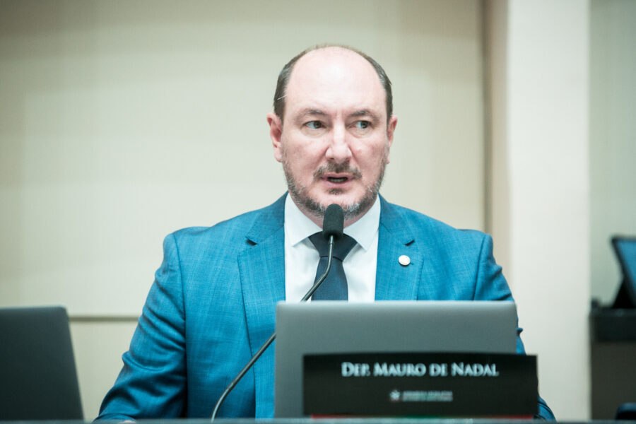 Presidente da Alesc, deputado Mauro de Nadal (MDB) anuncia calendário das atividades regionalizadas durante a sessão ordinária desta terça-feira (23).