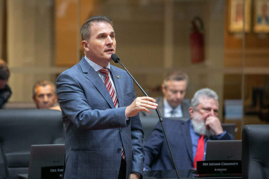Deputado Altair Silva, durante a sessão em que foi aprovado o projeto de sua autoria