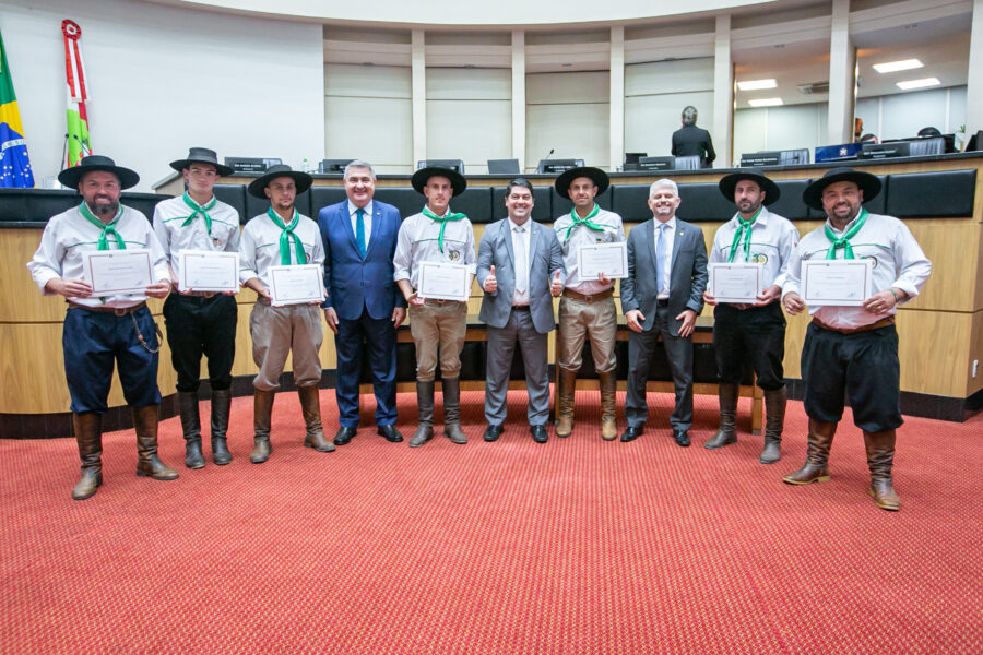 Parlamentares e os homenageados