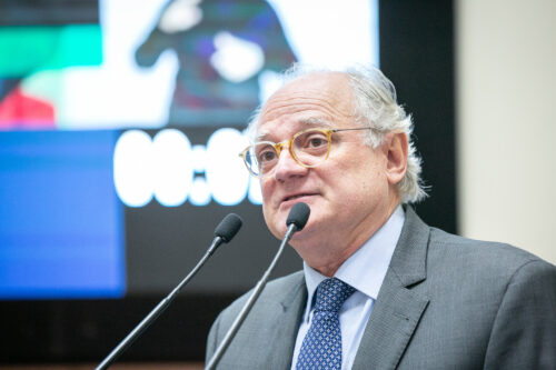 Deputados pedem equilíbrio no uso de telas e a volta do interesse por vacinas