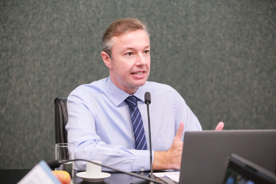 Deputado Napoleão Bernardes (PSD), na reunião da Comissão de Assuntos Municipais