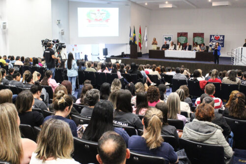 Seminário realizado por Frente Parlamentar debate autismo em Balneário Camboriú