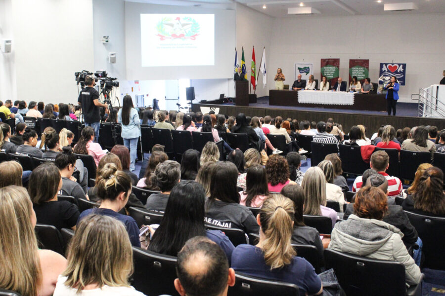 Seminário realizado por Frente Parlamentar debate autismo em Balneário Camboriú