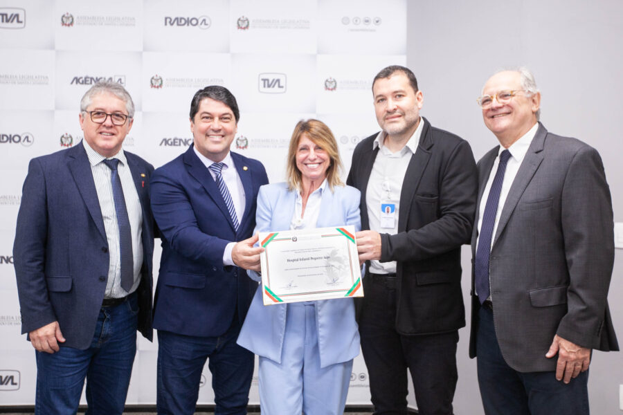 Representantes do hospital e deputados participam da entrega da moção, nesta quinta-feira (4)