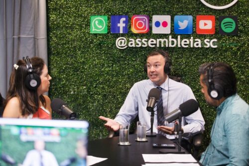 Napoleão Bernardes propõe reflexão sobre dependência tecnológica nas escolas