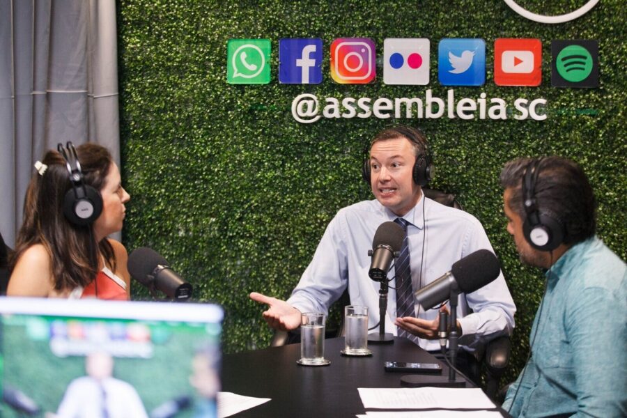 Napoleão Bernardes propõe reflexão sobre dependência tecnológica nas escolas