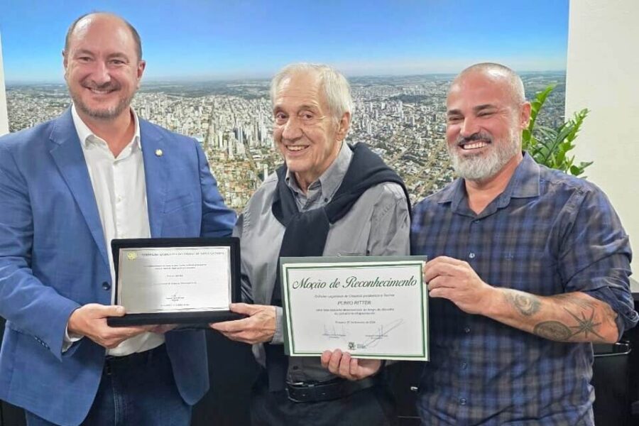 Jornalista Plínio Ritter (centro) recebe homenagem da Alesc e da Câmara de Vereadores de Chapecó. FOTO: Maurício Zanella/ CMC