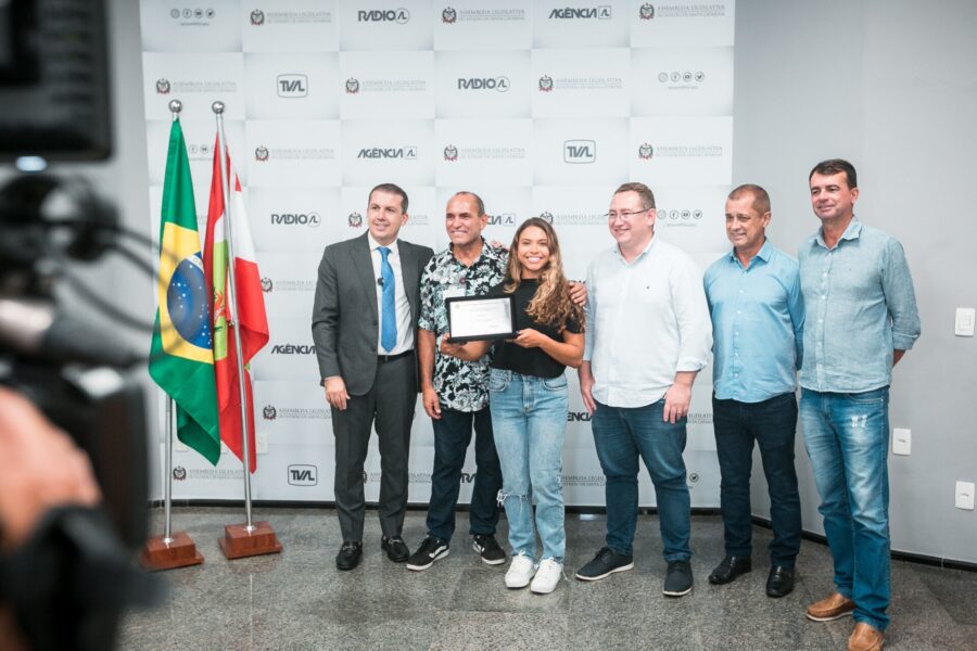 Deputado Camilo Martins, Tainá Hinckel, Carlos Kxot e dirigentes esportivos