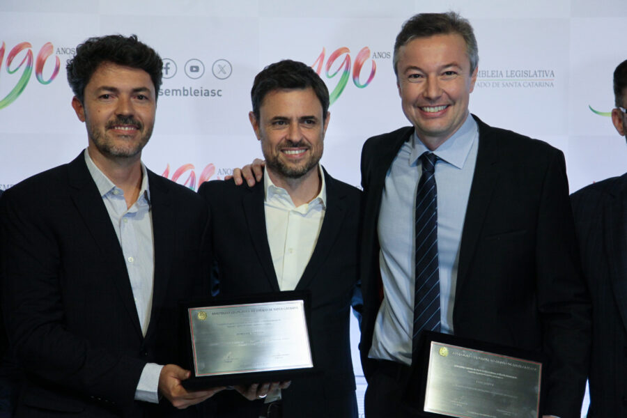 Fundadores da Laticínios Pomerode e o deputado Napoleão Bernardes.