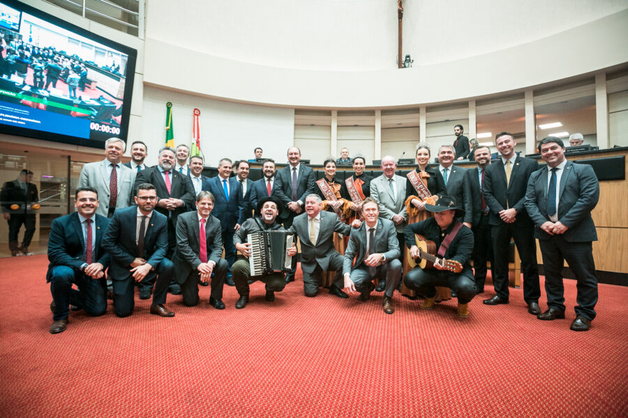 Parlamentares e comitiva lageana