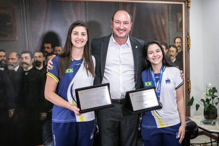 Deputado Mauro de Nadal e as atletas homenageadas