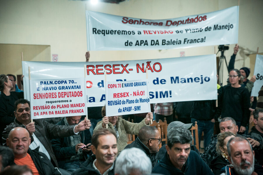 Público acompanha audiência da Alesc sobre a criação da reserva do Farol de Santa Marta, realizada em Laguna, nesta quarta (15)