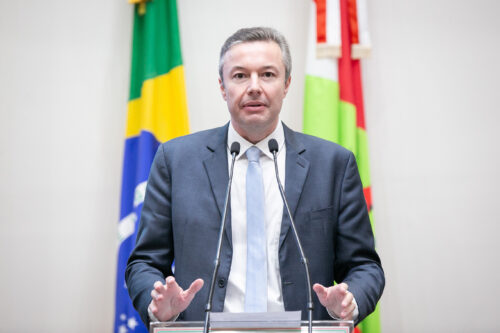 Sessão alerta para perigoso abuso das telas e situação de estradas na Serra