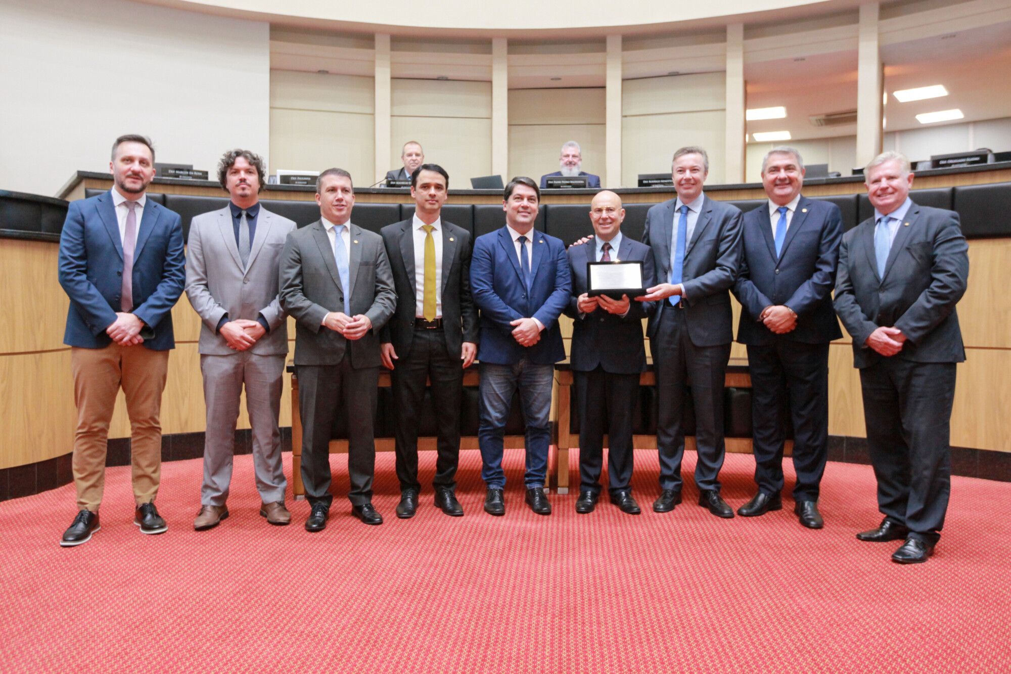 Deputado Napoleão Bernardes homenageia Grupo ND