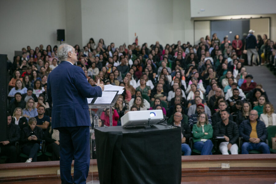 Deputado Dr Vicente fala o público em Tijucas