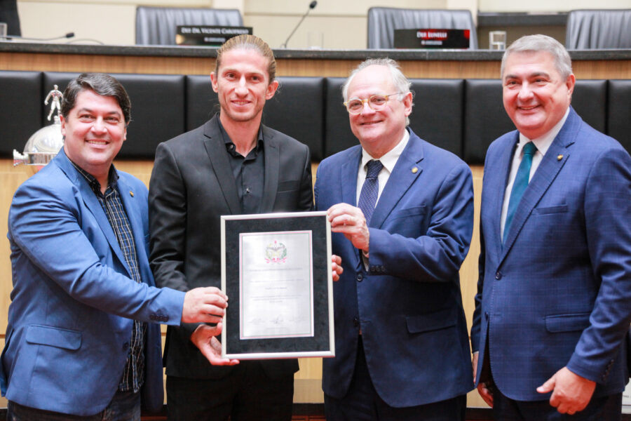 Filipe Luís recebe a homenagem da Assembleia, proposta pelos deputados Antídio Lunelli e Dr. Vicente Caropreso