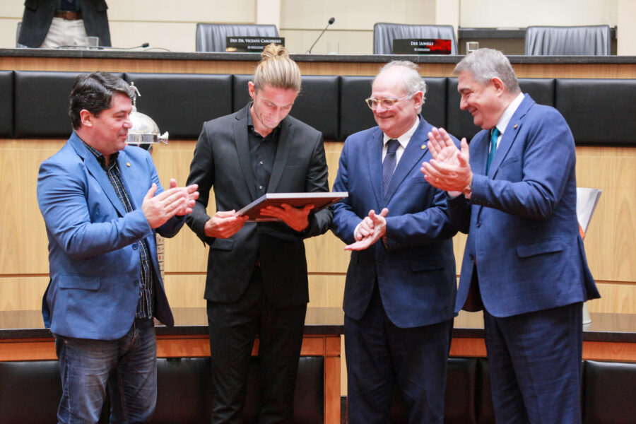 Filipe Luís recebe a homenagem da Assembleia, proposta pelos deputados Antídio Lunelli e Dr. Vicente Caropreso