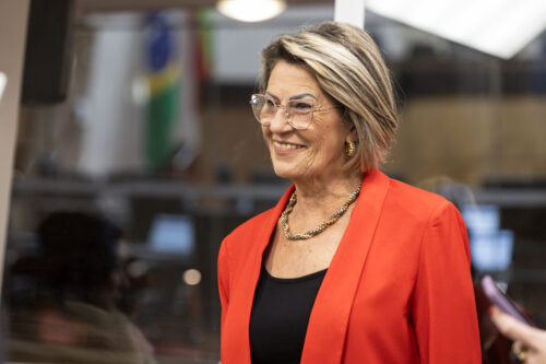 Moção de aplauso homenageia graduada em Direito aos 74 anos