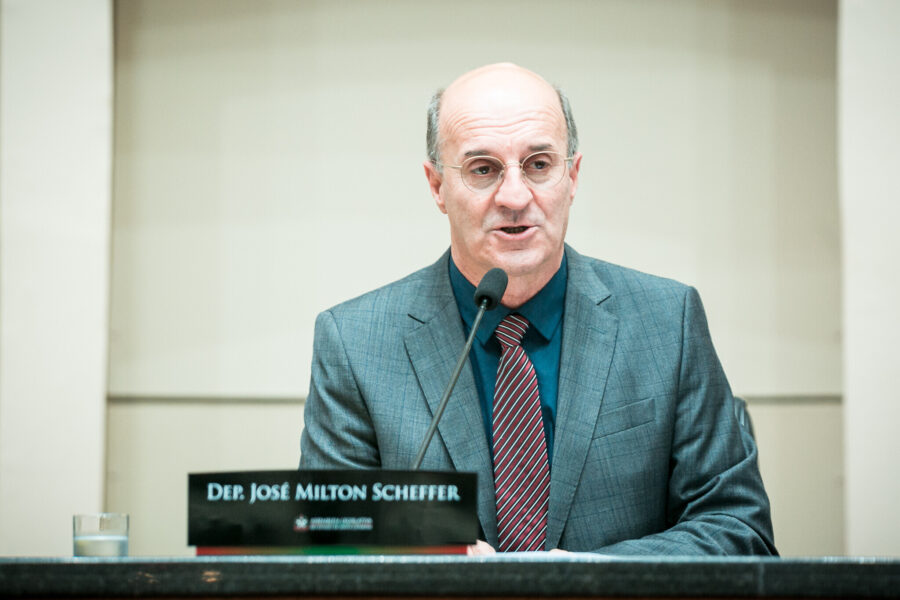 Sessão foi presidida pelo deputado José Milton Scheffer (PP).