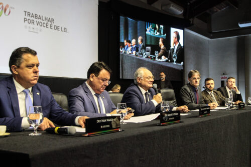 Comissão aprova PLs sobre atestados de diabéticos e exames em farmácias