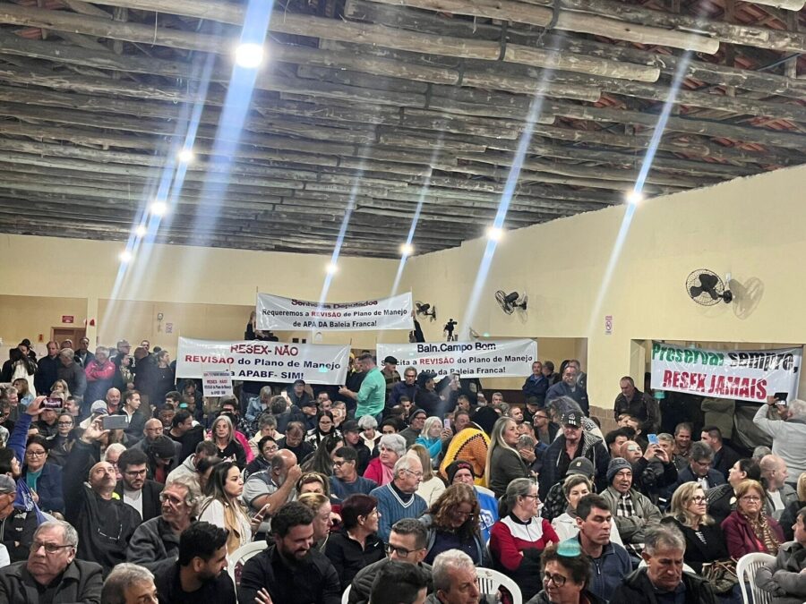 Salão paroquial lotado na audiência pública em Laguna