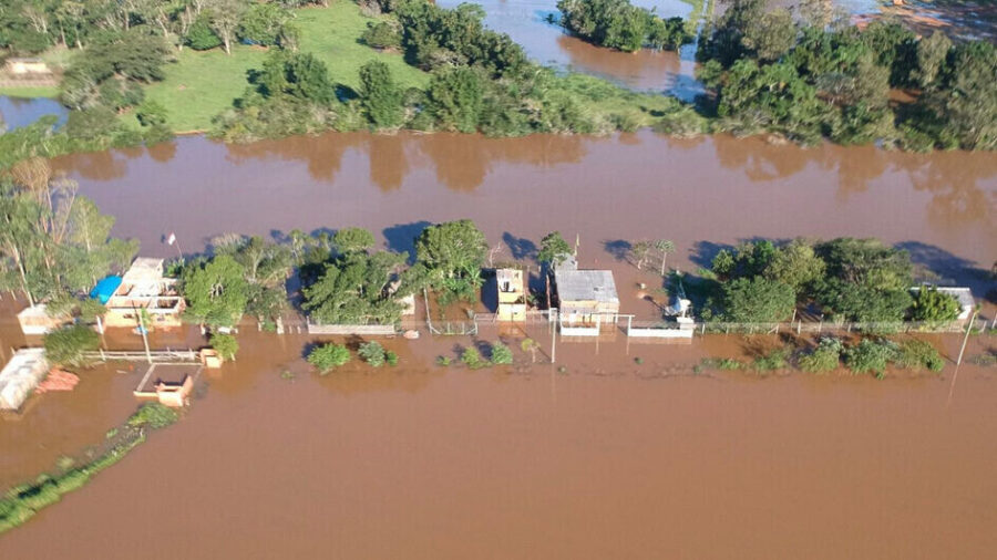 Passo de Torres, um dos municípios atingidos pelas chuvas e que receberá recursos de emendas da deputada. FOTO: Defesa Civil de Passo de Torres