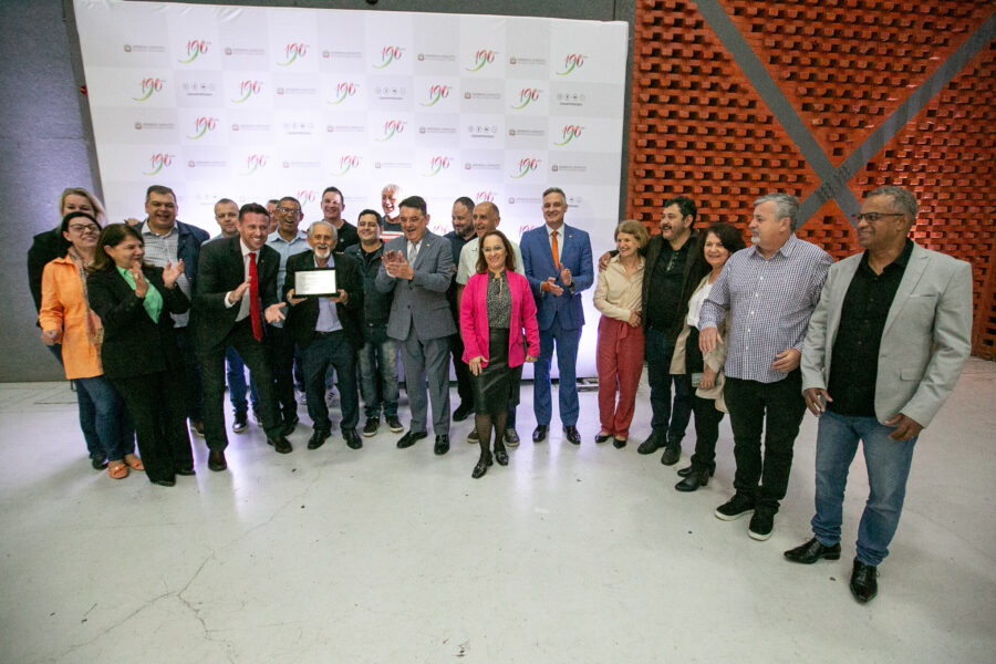 Professor Hugues Brasilio Torres, parlamentares, alunos e familiares do homenageado