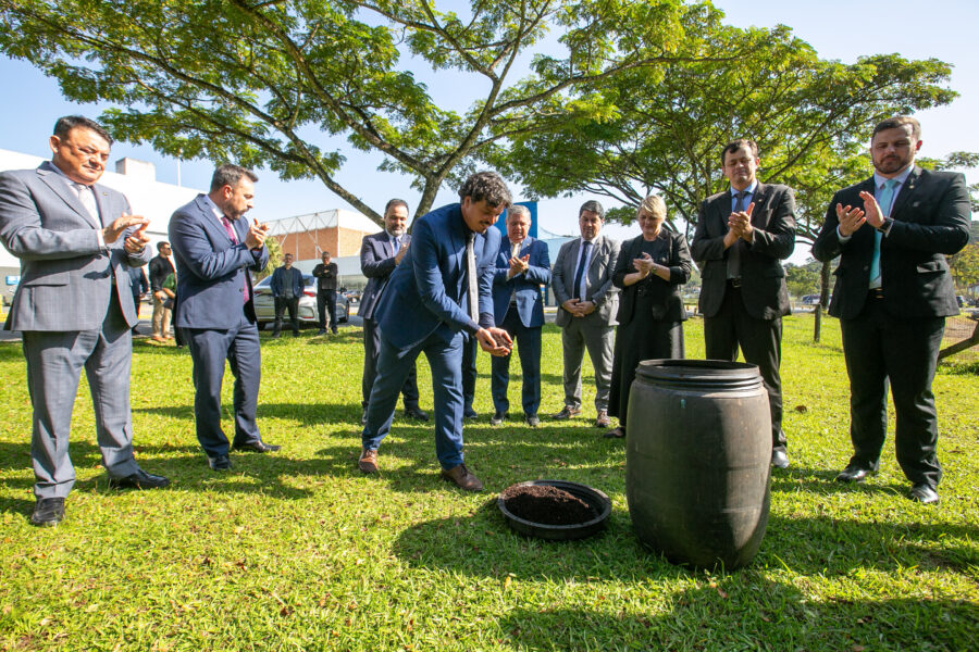 Deputados plantam mudas de árvores nativas no Dia Mundial do Meio Ambiente