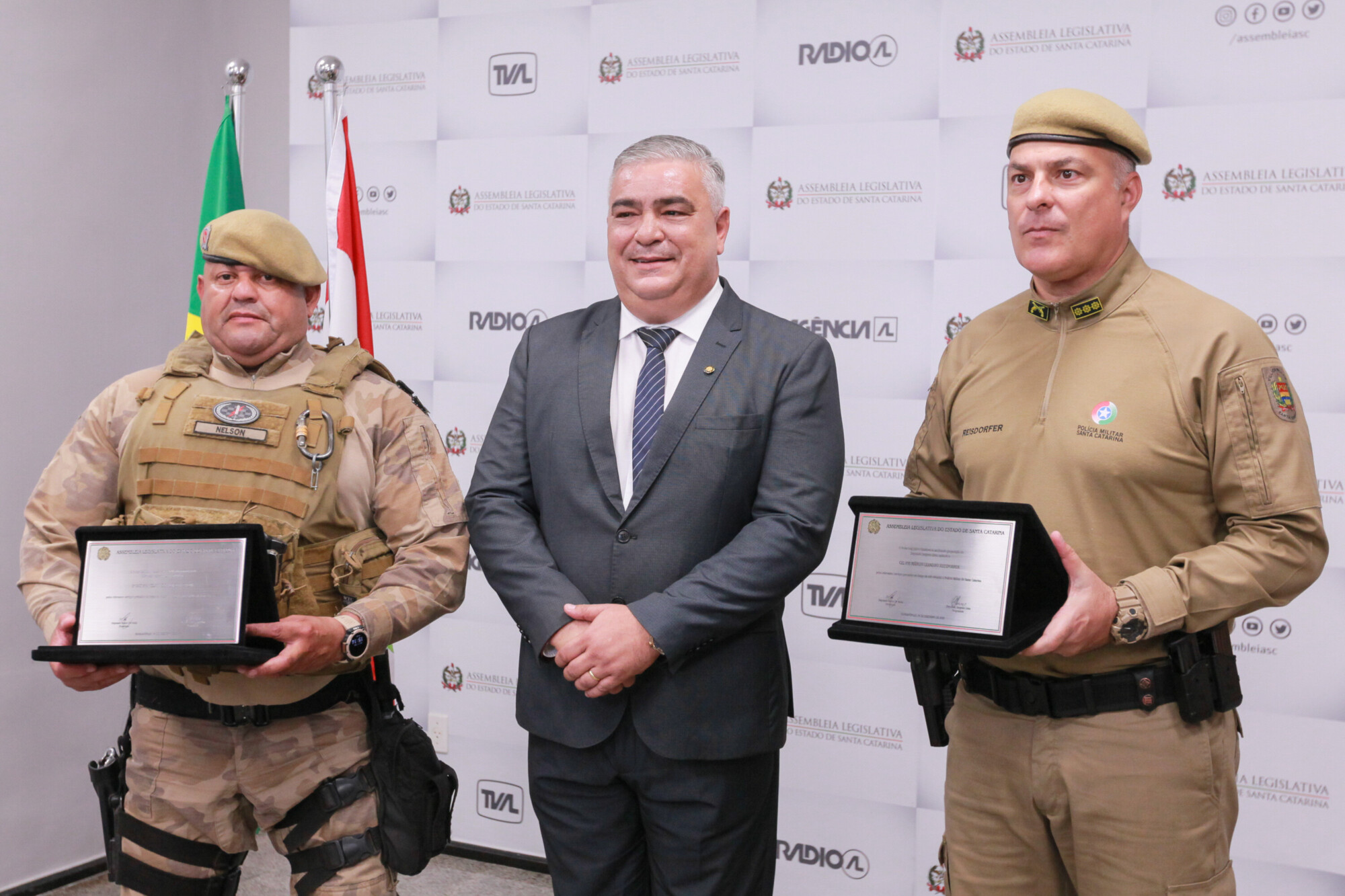 Deputado Sargento Lima Entrega Moção de Aplausos a Oficial e Praça da PM