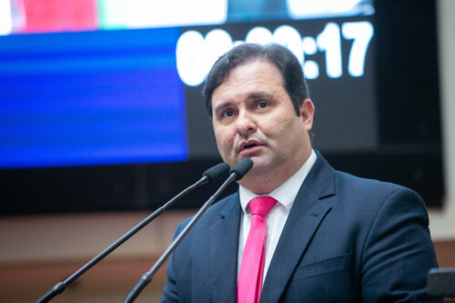 Sessão tem denúncia de falta de material em hospital e apelo por vacinas
