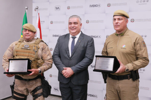 Policiais militares de Joinville recebem moção de aplauso