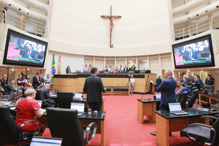 Projeto teve relatório aprovado em reunião conjunta de três comissões
