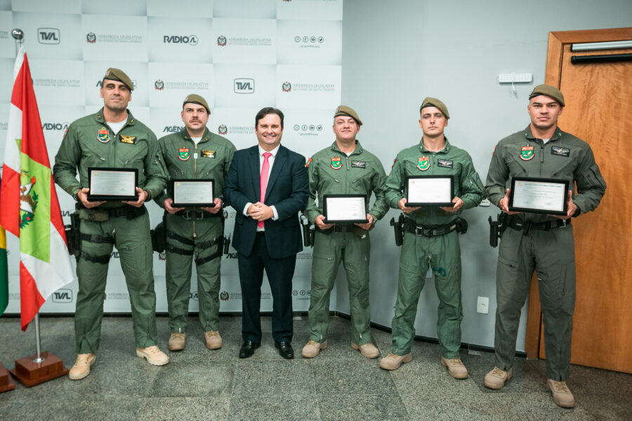 Deputado Sérgio Guimarães e os homenageados