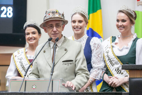 Comitiva de Blumenau anuncia Oktobertfest 2024 de 9 a 27 de outubro